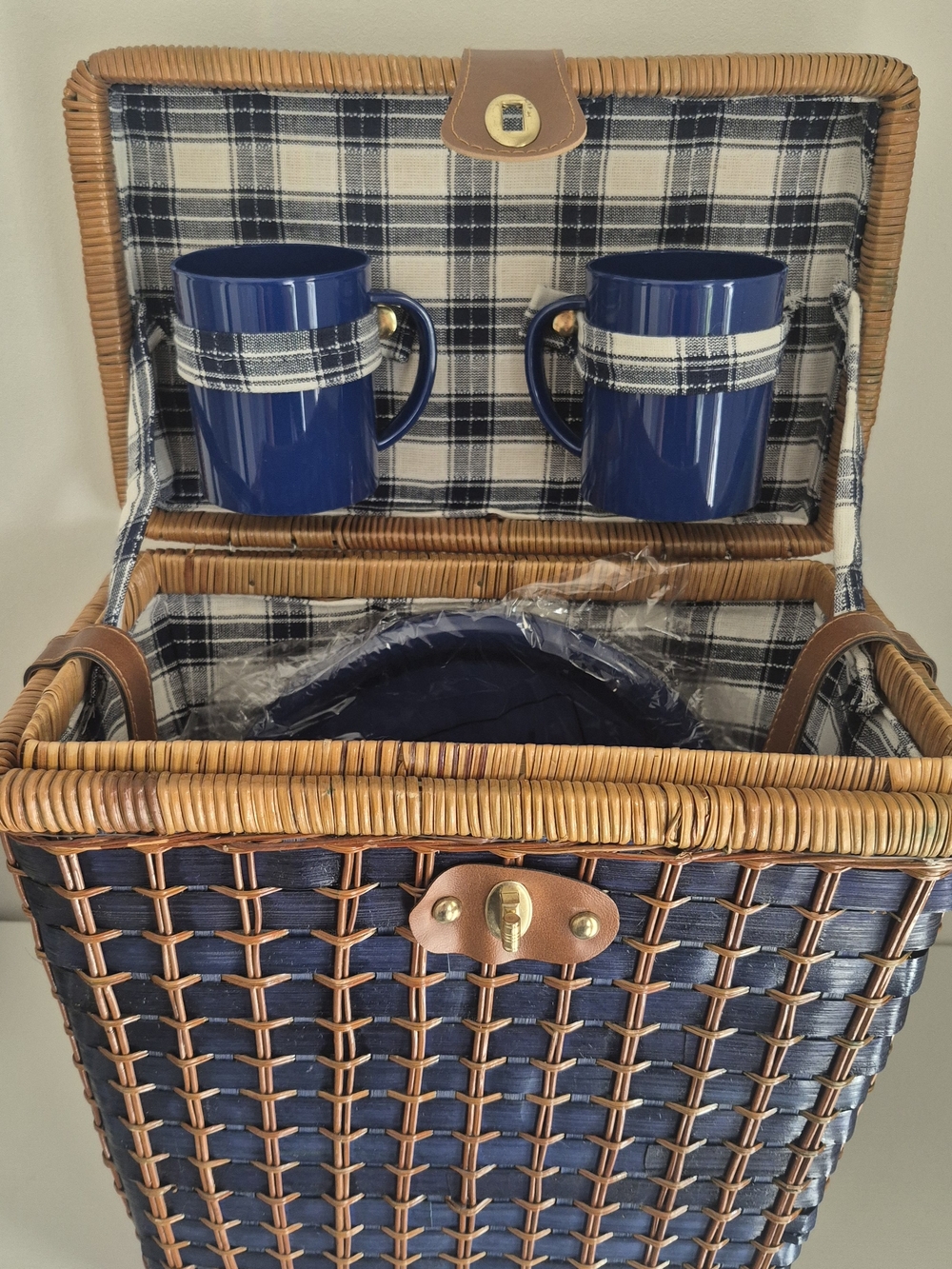 NWT Pier 1 Imports Wicker Picnic Basket Service for Two Blue Tartan Plaid Retro